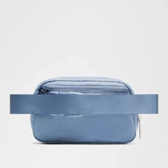 Lululemon Everywhere Belt Bag 1L in Washed Denim, NWT - Picture 3 of 6